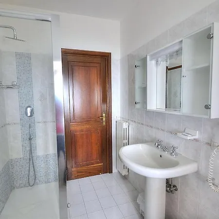 Sleeps 14 Pool Air Con Wifi * Scala